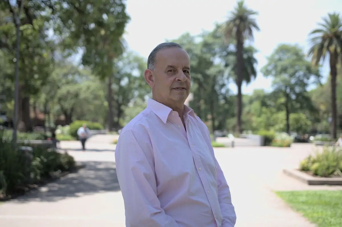 VISIÓN. Oscar Mirkin, que posa en la Plaza San Martín, sostiene que el club debe iniciar una etapa de reordenamiento.