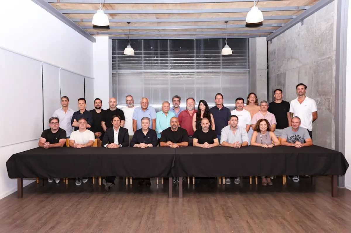 TODOS JUNTOS. La foto con los integrantes de la Comisión Directiva de Estudiantes de La Plata que acompañó al comunicado brindado por el club platense.