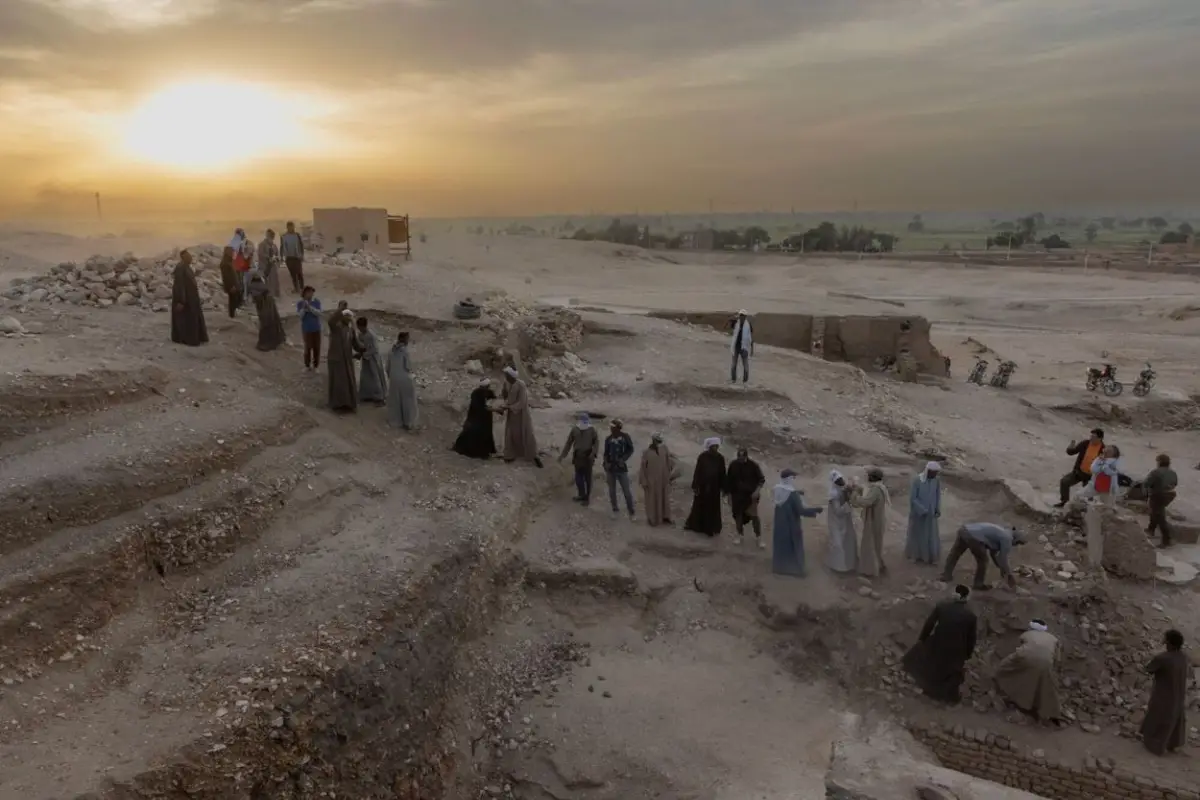 LA SERIE DE LOS QUFTÍ. Las fotos muestran en acción a los excavadores de tumbas, cuyo oficio se transmite de generación en generación y son fundamentales para el desarrollo de las misiones arqueológicas internacionales.