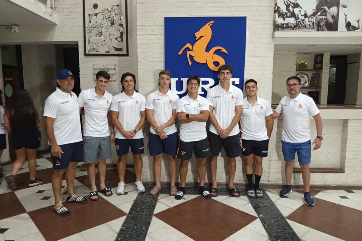 PREVIA. Los jugadores de ambos planteles se reunieron en la sede de la Unión antes de partir hacia Paraná.