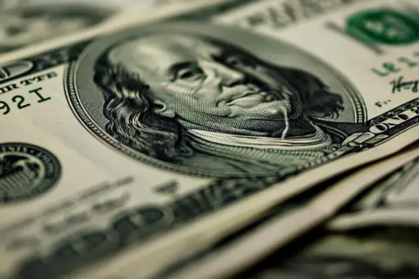 En la última rueda de noviembre, el dólar oficial operó estable en el BNA y el blue retrocedió $5