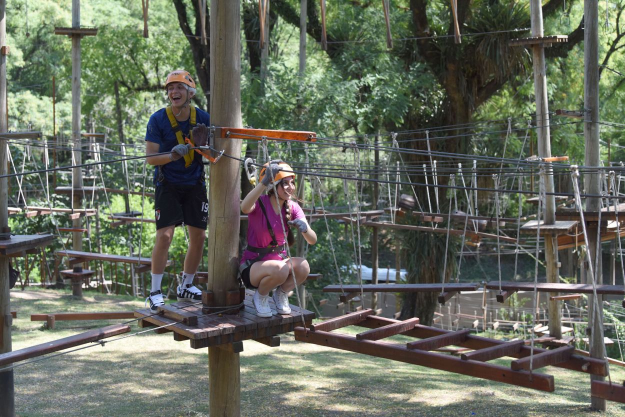 SONRIENTES. Los adolescentes disfrutan de las complejidades del deporte de altura.