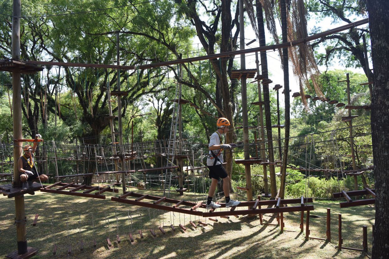 OBJETIVOS. A medida que avanzan, los jóvenes deben atravesar pasarelas cada vez más complicadas y divertidas.