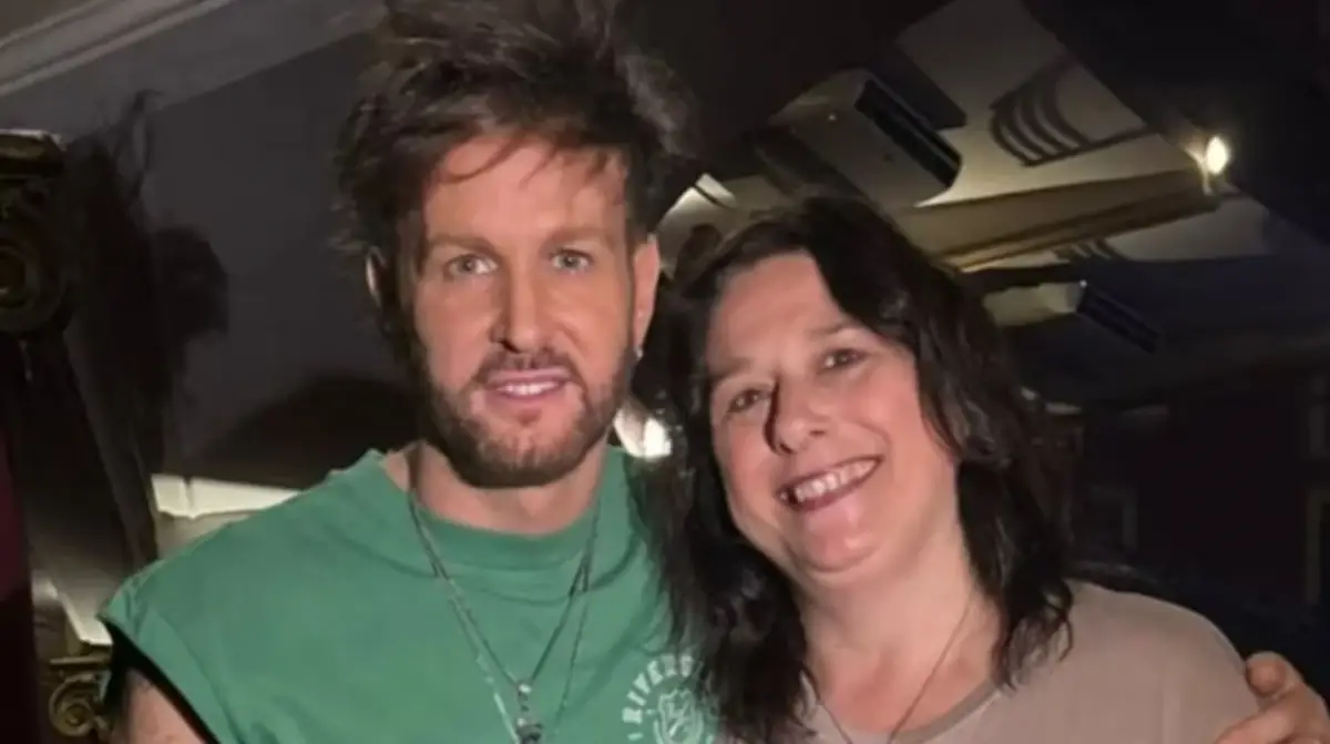 CON UNA DE LAS VÍCTIMAS. Axel junto a una de sus fanáticas (Foto: Instagram / axeloficial)