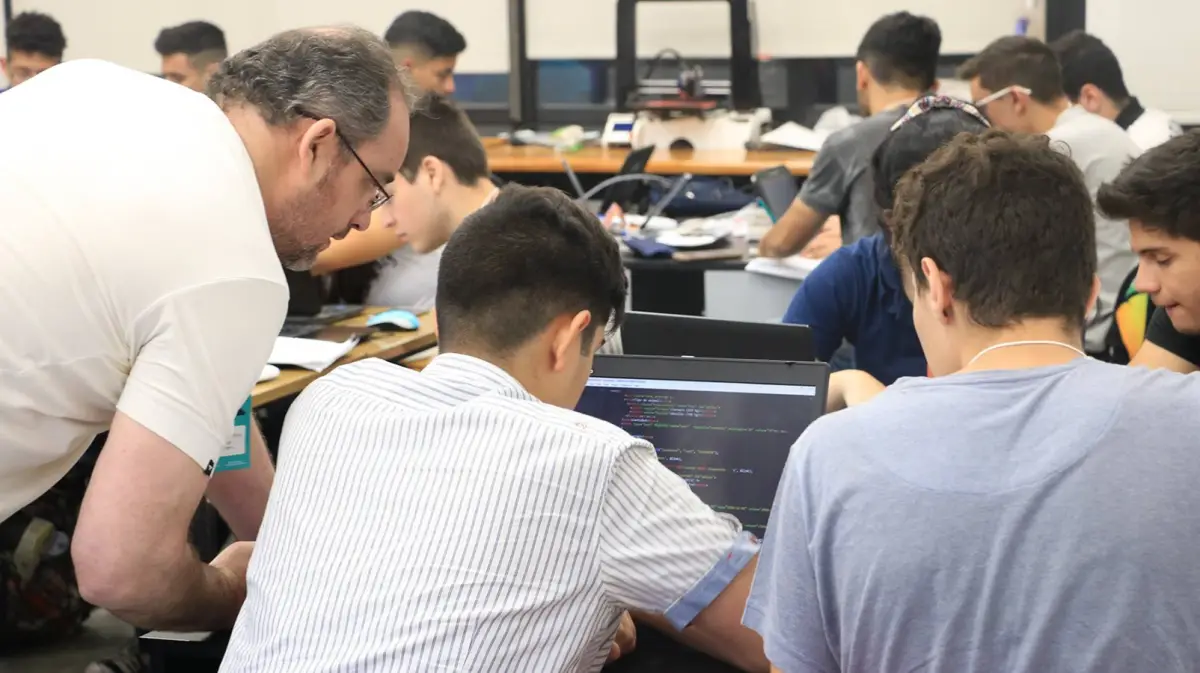 Algunas carreras son cortas y tienen salida laboral rápida, según la IA