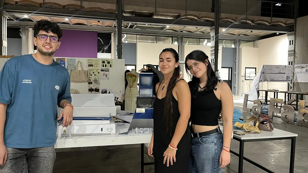 DISEÑO INDUSTRIAL. Franco Zambalero, Gabriela Robles y Paz Storari integran el equipo que desarrolló las máquinas.