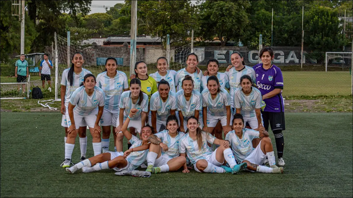 ENFOCADAS. El plantel de Atlético Tucumán se prepara para un duelo decisivo en Santiago del Estero por la Copa Federal femenina.