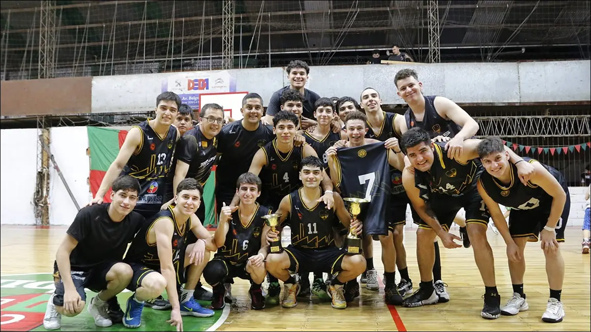 FESTEJO A PURA ENERGÍA. El plantel de Talleres celebra la coronación en la categoría U21 después de un duelo parejo ante Nicolás Avellaneda.