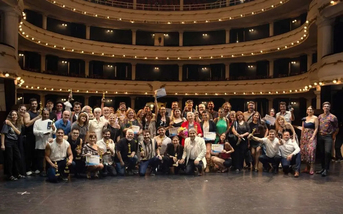 FOTO DE FAMILIA. Todos los ganadores y los postulantes a los premios Artea en el escenario del teatro San Martín, tras la entrega de las estatuillas.