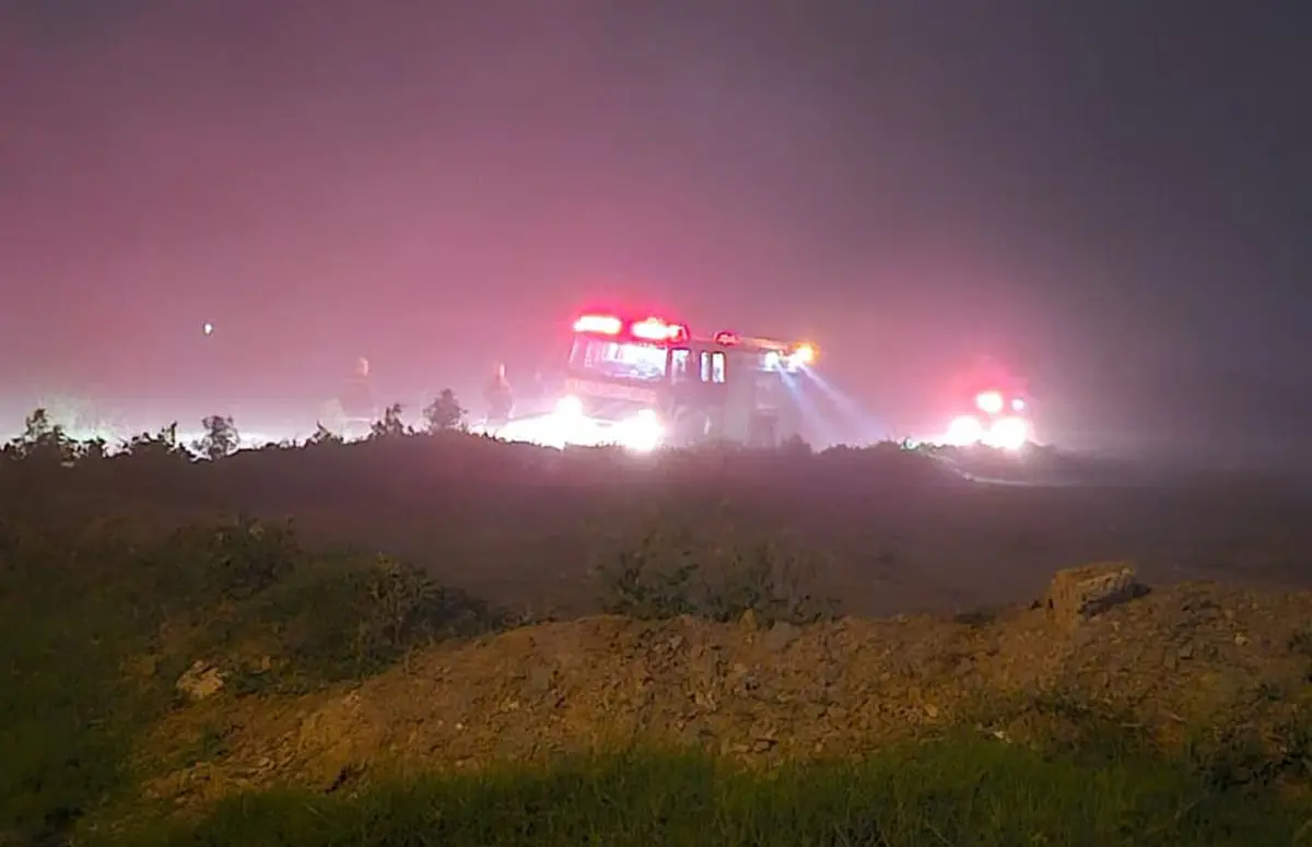 EN ACCIÓN. Los bomberos trabajaron durante unas horas para sofocar el foco. El constante cambio de dirección del viento complicó el trabajo.