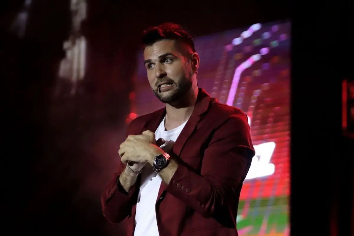 STAND UP. Personajes, recuerdos y participación del público en vivo.