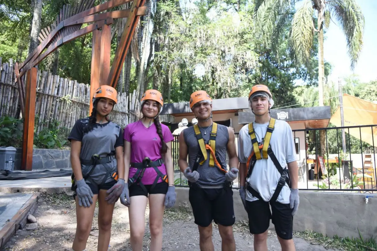 GANADORES Y SUBCAMPEONAS. Bahiana Galarza Ganim, María Lucía Córdoba junto a Javier Yanguez y Lautaro Miguel, todos de Monteros.