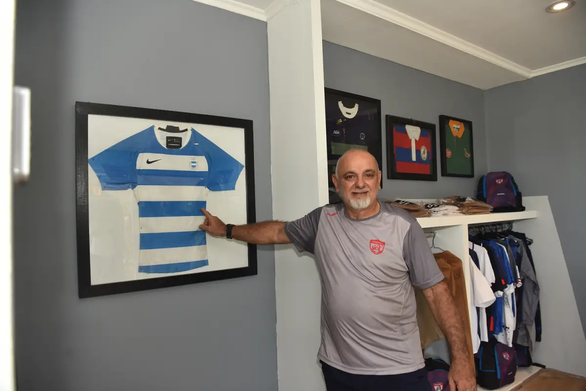 ORGULLO. Gustavo Turco Drube, presidente de Aguará Guazú, repasó la historia del club y contó diferentes curiosidades sobre la fundación; en la boutique, guarda una camiseta del seleccionado perteneciente a Florencia Morena, la primera jugadora del club en ser citada a Las Yaguaretés.