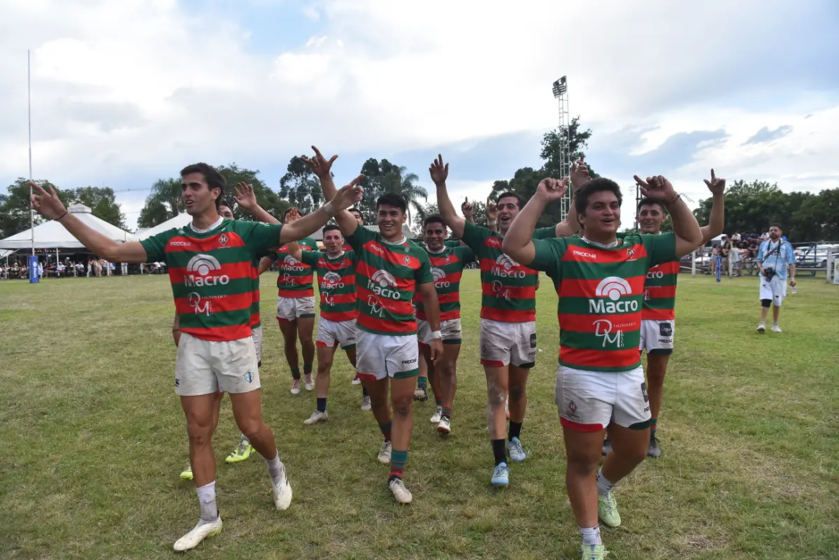 CELEBRACIÓN. Después del partido, los jugadores de Huirapuca se reunieron para festejar el título.