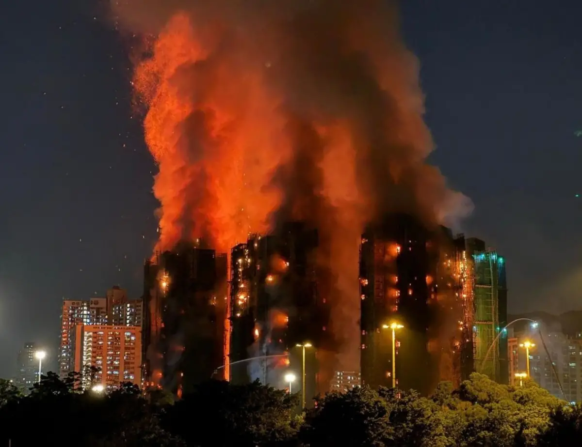 Culpan a los andamios de bambú por el letal incendio en Hong Kong