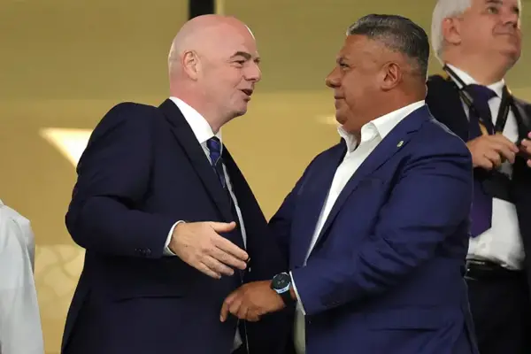 Infantino respaldó a Claudio “Chiqui” Tapia tras su ratificación en el Consejo de la FIFA