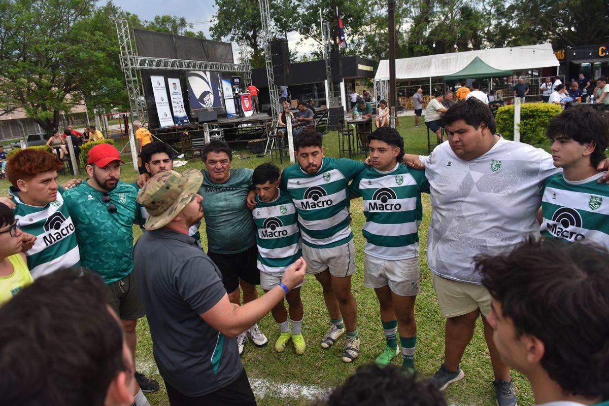 CHARLA TÉCNICA. En la previa a la final de la Copa de Bronce, el head coach de Taborín realizó una arenga emotiva.