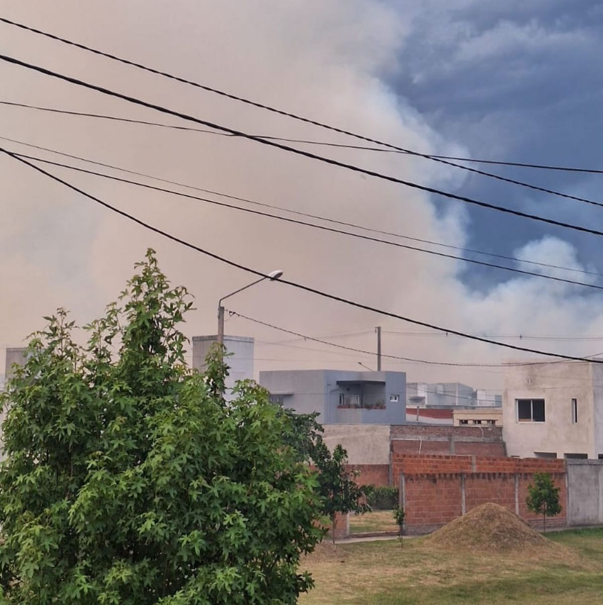 DENSO. Los vecinos de barrios linderos registraron el avance del humo.