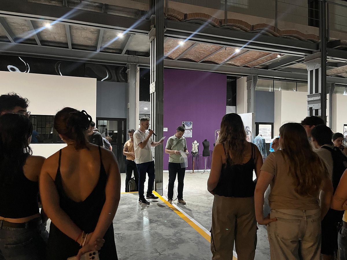 DISEÑO INDUSTRIAL. El coordinador de la carrera encabezó la entrega de reconocimientos a los alumnos destacados del año.