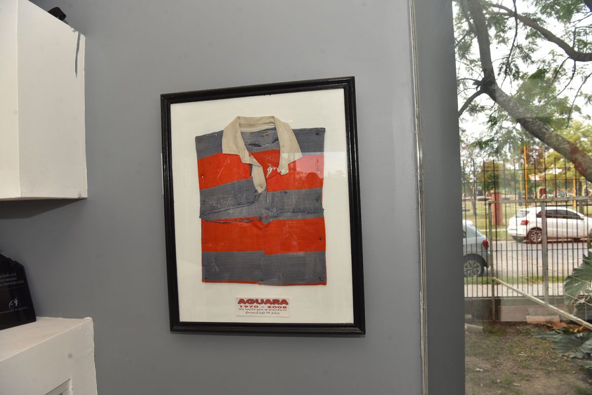 RELIQUIA. En la boutique de Aguará Guazú, se guarda una de las camisetas que se utilizó en los años fundacionales del club aguilarense.