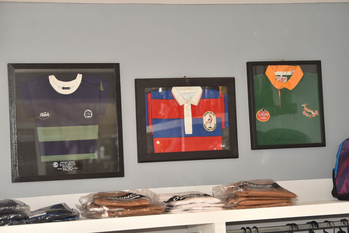 TESORO SUDAFRICANO. En el club aguilarense se guarda una camiseta de Chester Williams, una leyenda de los Springboks.