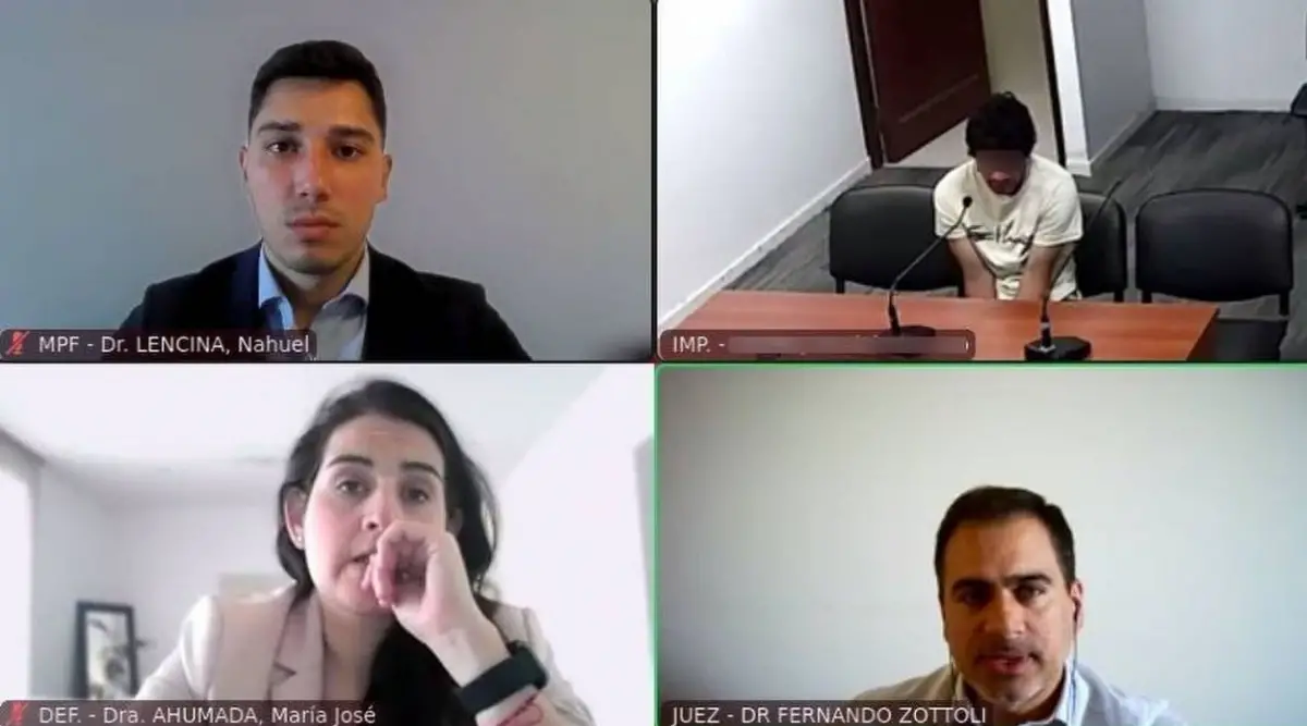 Con un arma y a golpes, le robó a una abuela en la puerta de su casa: le dictaron prisión preventiva