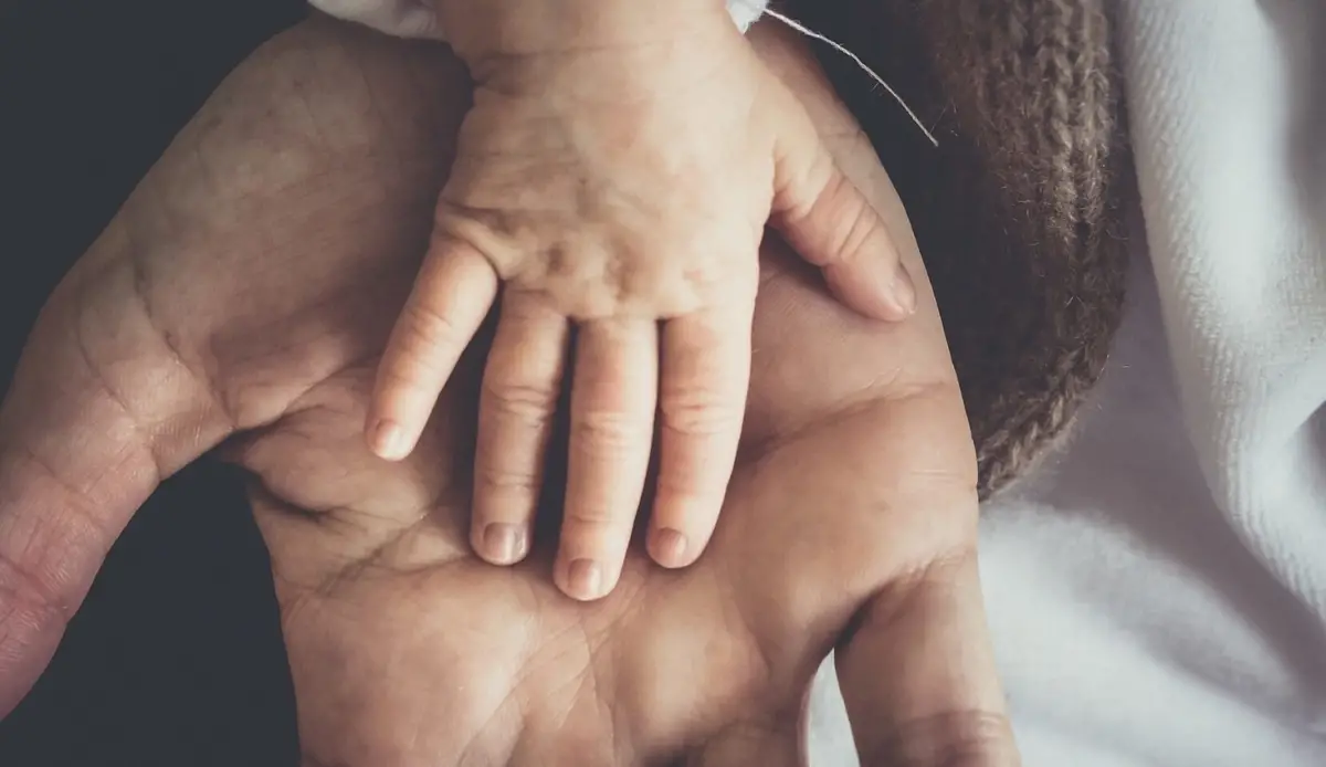 Condenan a una mujer a pagar millones por engañar a su esposo durante 40 años