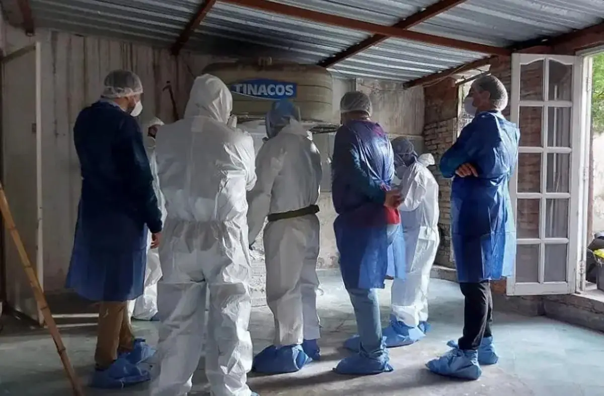 EL LUGAR. Peritos analizan la base de la cisterna donde fue encontrado el cuerpo de la víctima.