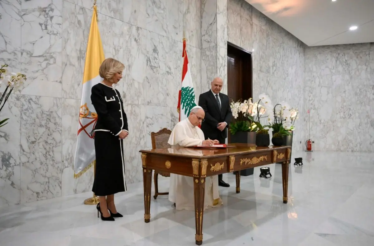 El Papa firma el Libro de Honor del Palacio Presidencial junto al presidente y su consorte   (@Vatican Media)