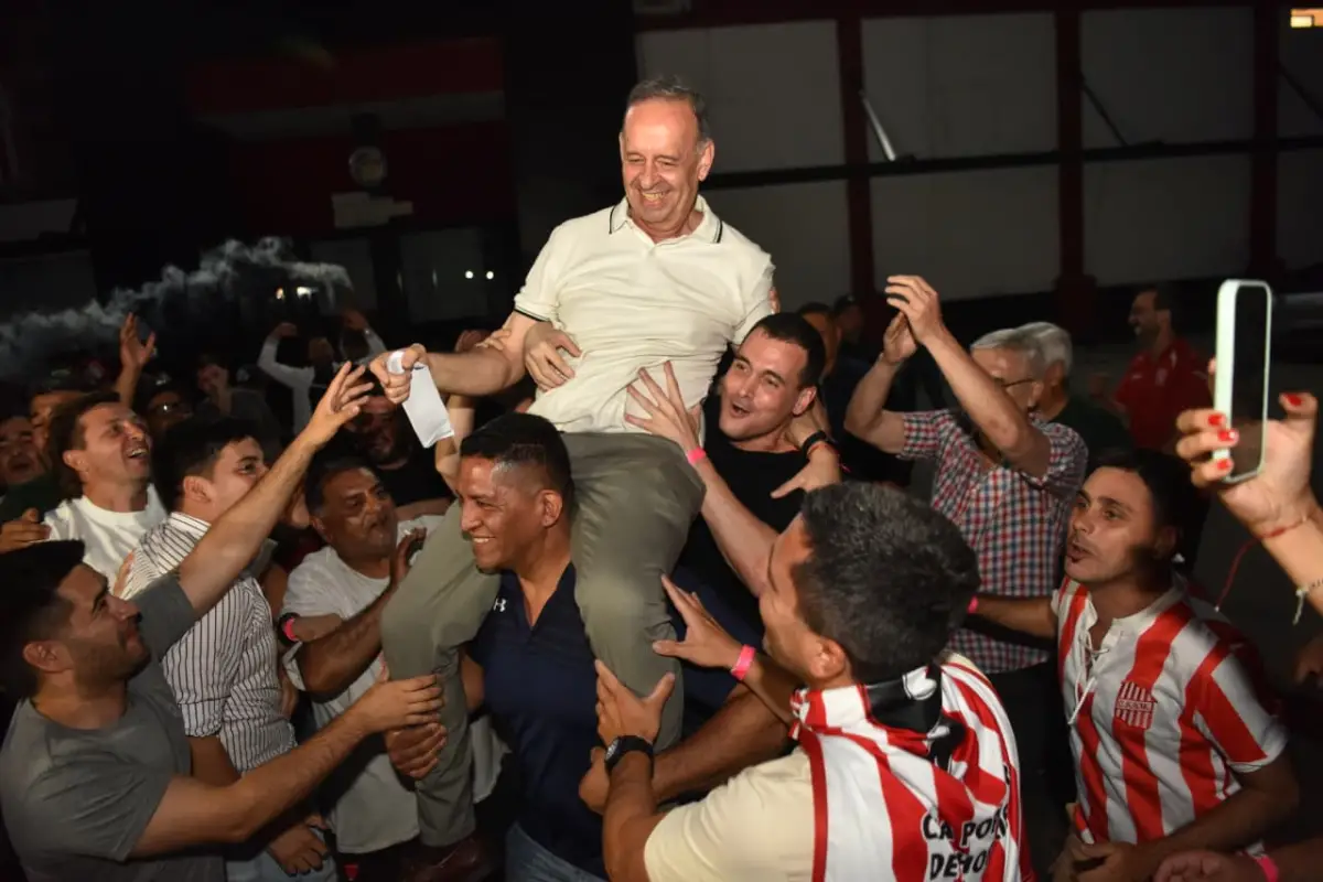 CELEBRACIÓN. Mirkin festeja el contundente triunfo en las urnas. El candidato por la lista “Unidad roja y blanca” estará al frente del club hasta junio de 2027, completando el mandato de Rubén Moisello.