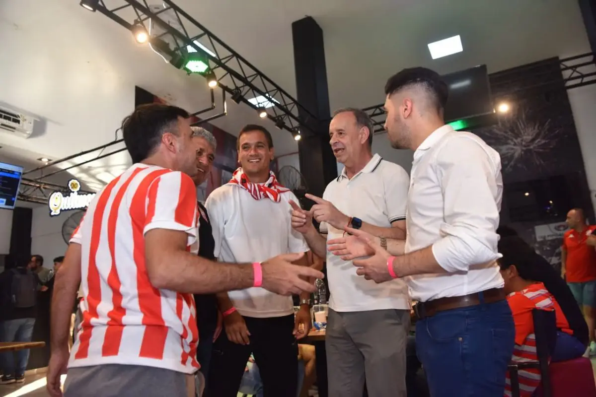 RISAS. Mirkin, Ponce de León y Nasrallah sonríen junto a allegados.