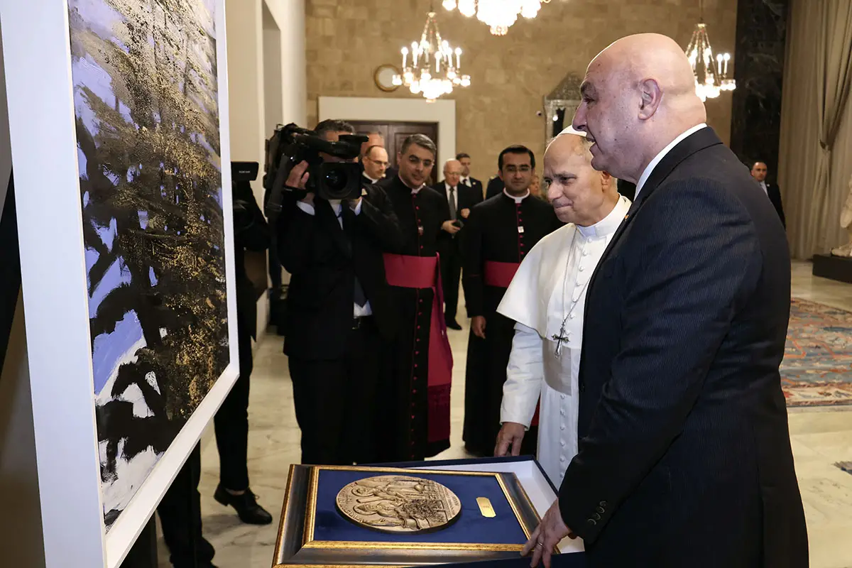 HOMENAJE. El presidente libanés Joseph Aoun, recibe a León XIV en el Palacio Presidencial de Baabda, Beirut.