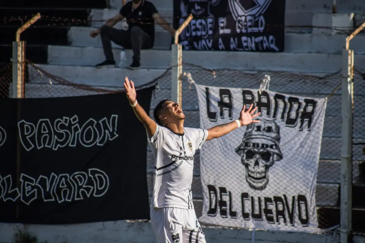 FESTEJO. Facundo Coman marcó el único tanto del partido, que le da una ventaja al “Cuervo” de cara al duelo revancha.