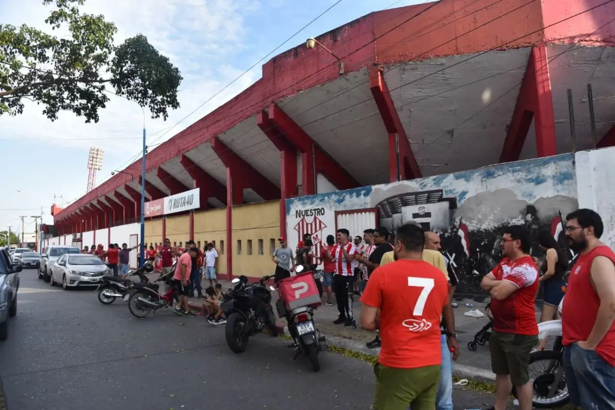 ESPERA. Los hinchas siguen minuto a minuto el conteo de votos. Foto Osvaldo Ripoll / LA GACETA