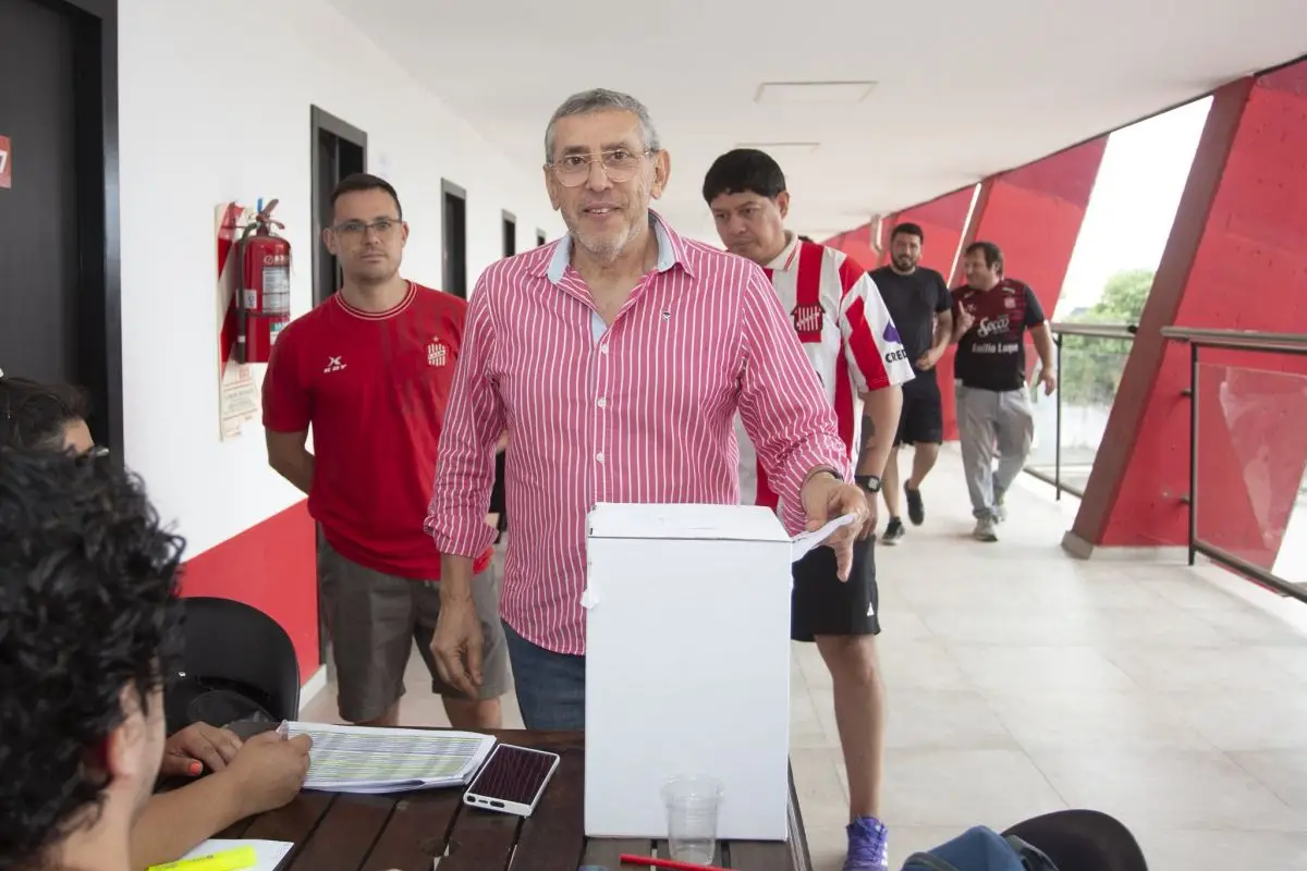 El presidente saliente Rubén Moisello emitió su voto