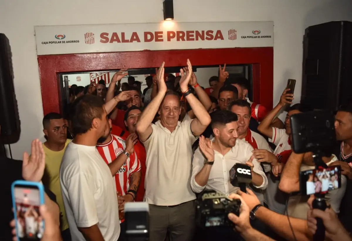 CELEBRACIÓN. Mirkin festeja el claro triunfo en las urnas. El ingeniero ganó de manera contundente.