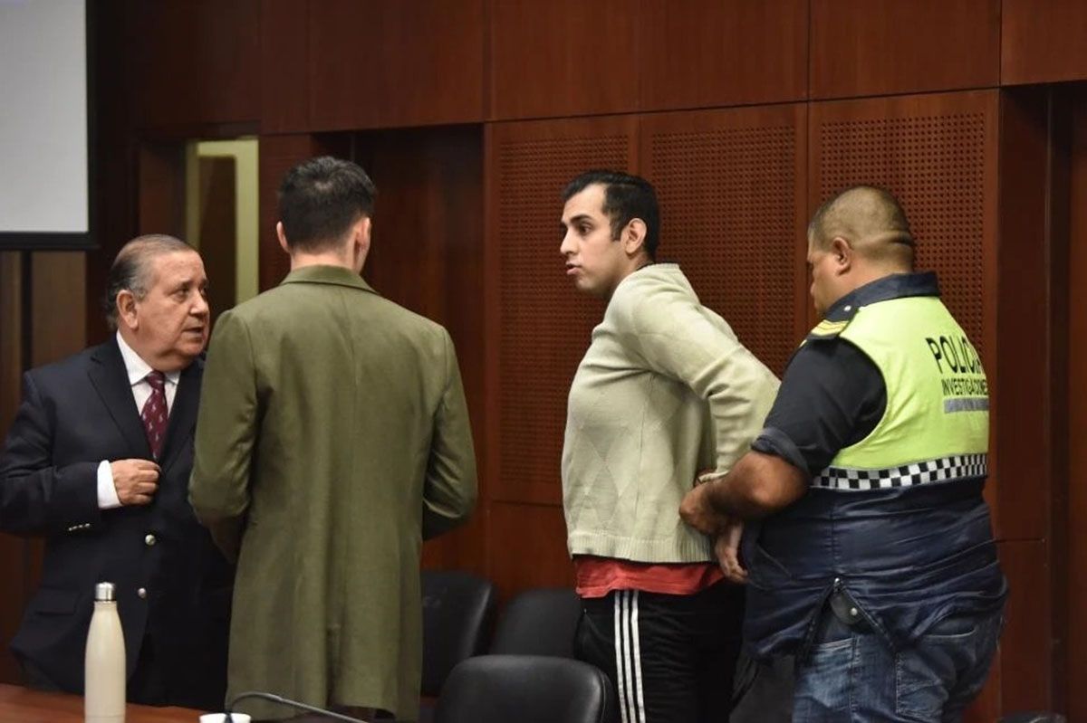 EL DIA DE LA SENTENCIA. El defensor oficial Hernán Molina trata de calmar a Leonardo Salomón después de haber escuchado la condena en su contra.