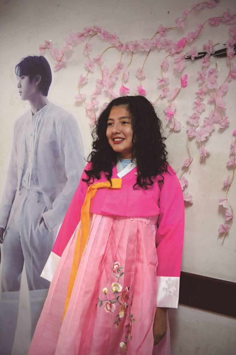 EL ATUENDO. Es de colores llamativos y de líneas simples sin bolsillos.