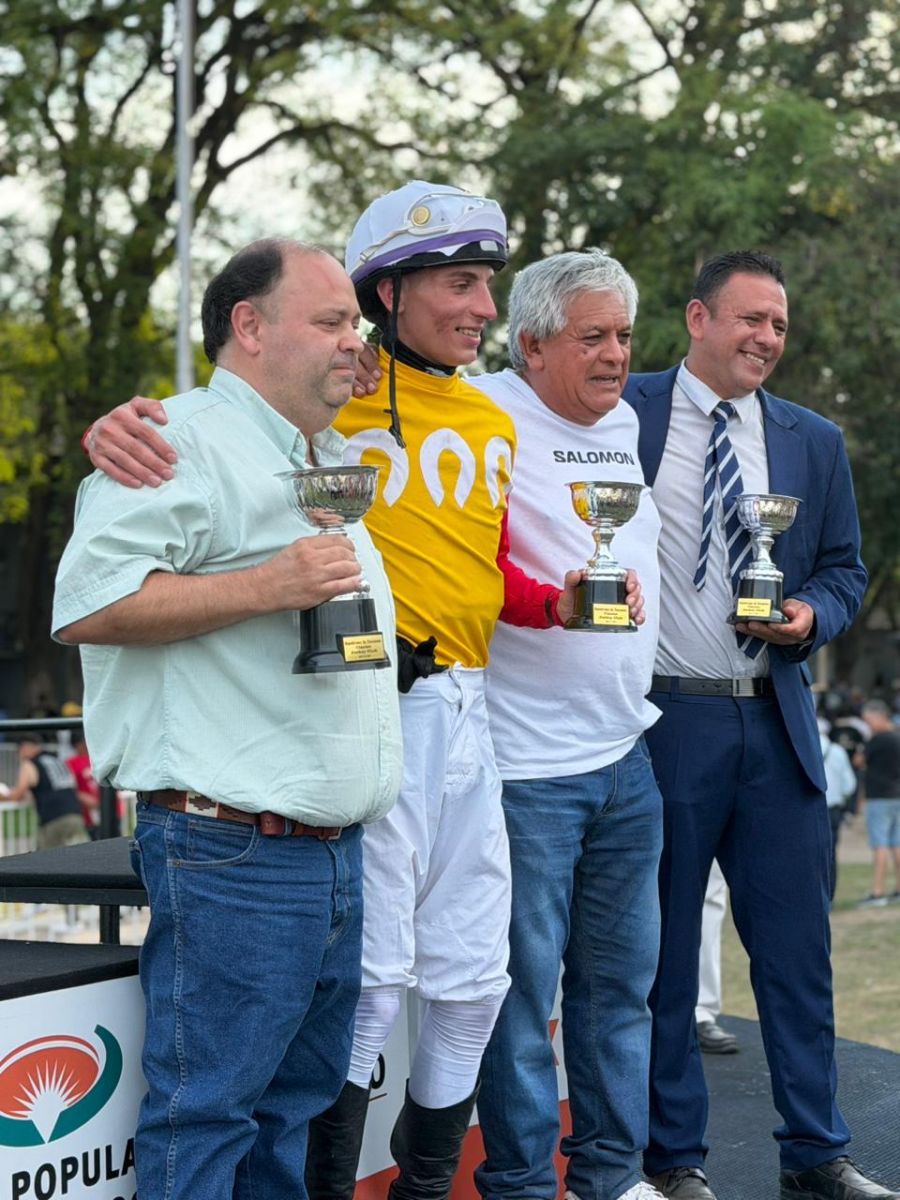 PREMIACIÓN. El propietario Walter Zuco, el jockey Ángel Vai y los entrenadores Víctor y Francisco Jiménez.