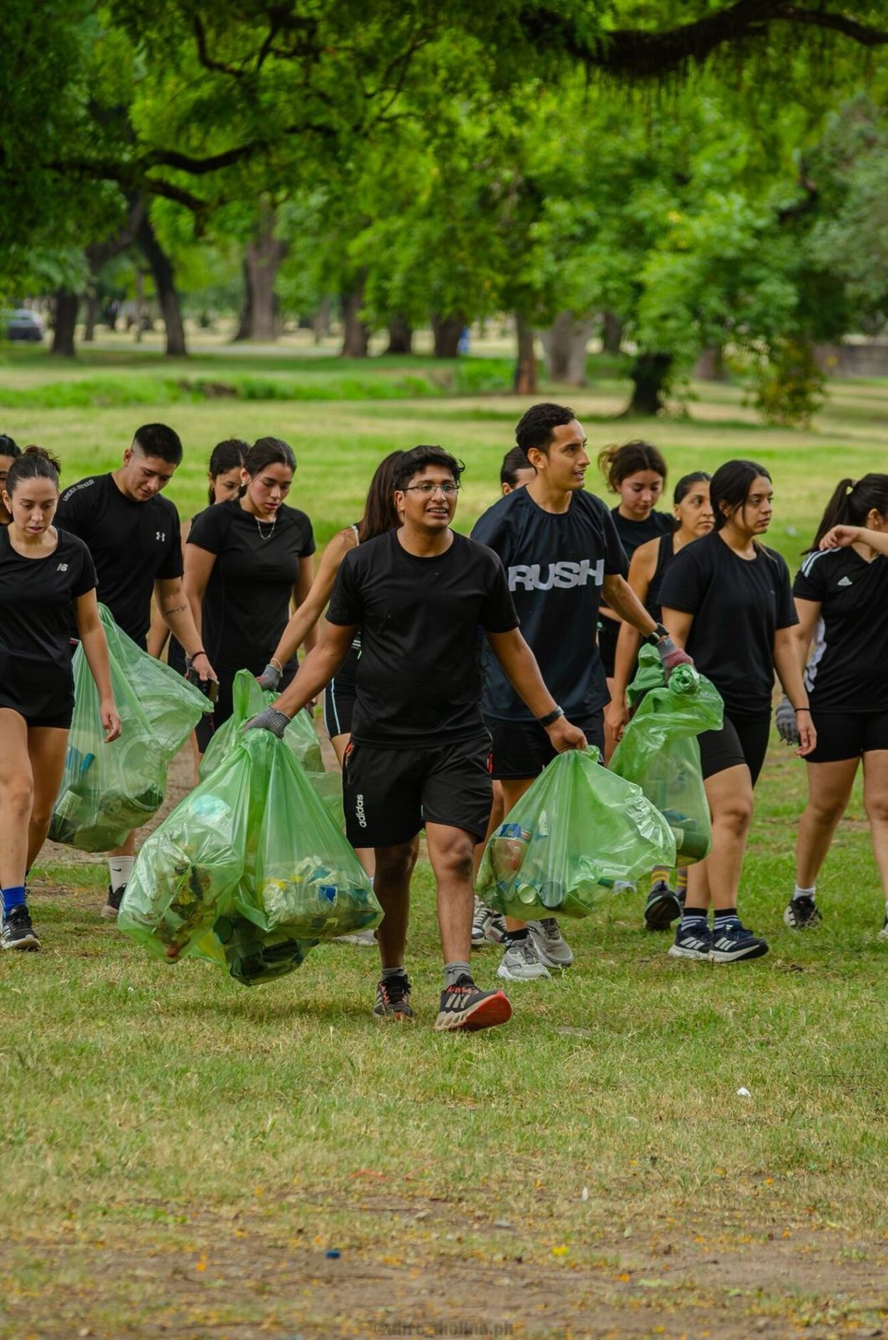 “Plogging” en el parque 9 de Julio: correr, limpiar y cuidar la ciudad
