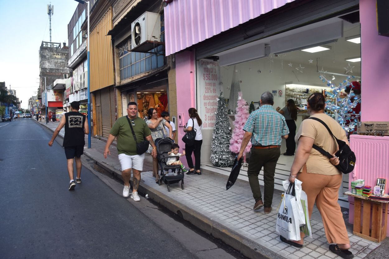 CAMINANDO POR LA CALLE. La corta vereda obliga a los peatones a tomar riesgos en la Maipú. 