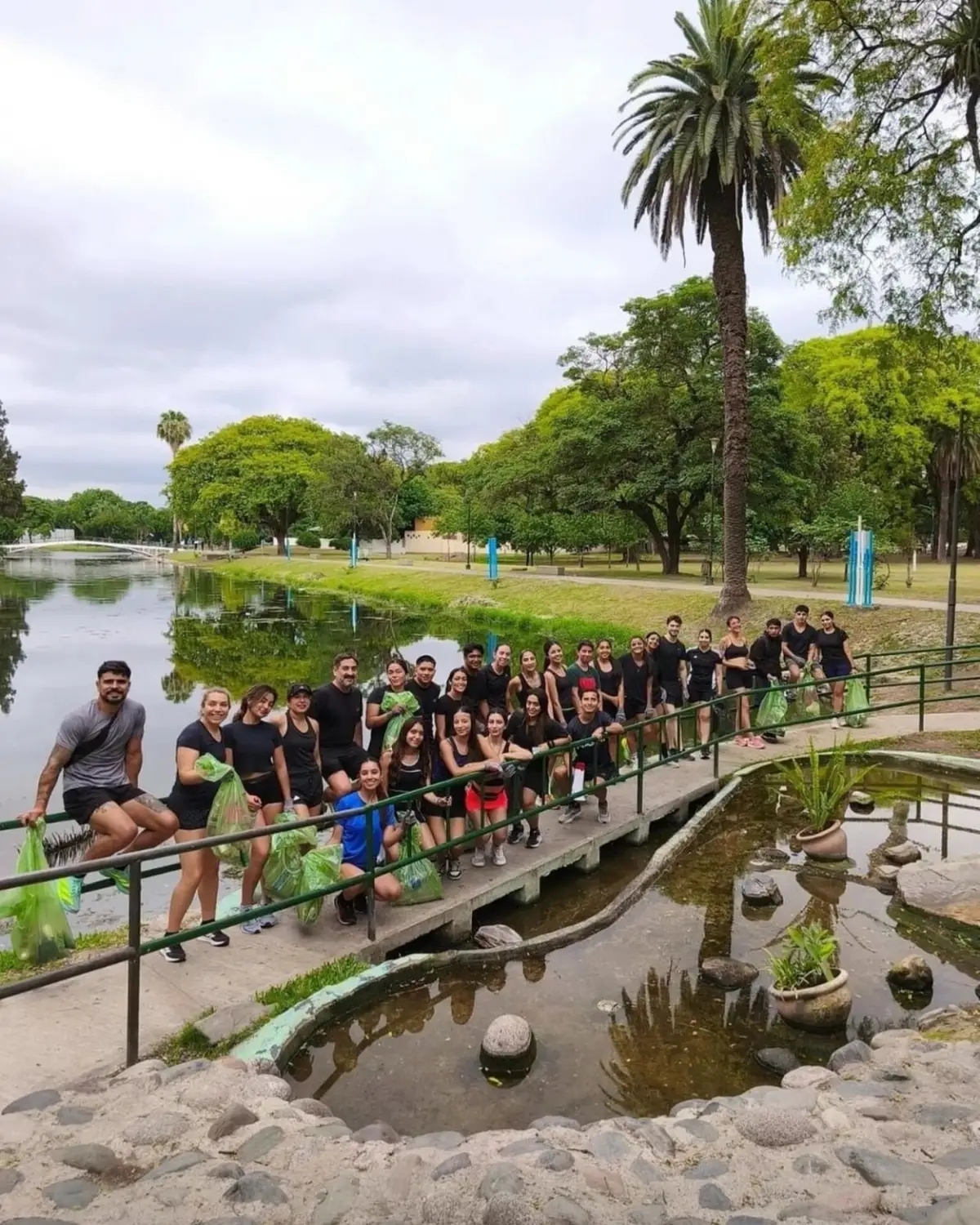 UNIDOS. La iniciativa que embelleció el paisaje del lago San Miguel y alrededores, nació de un grupo deportista