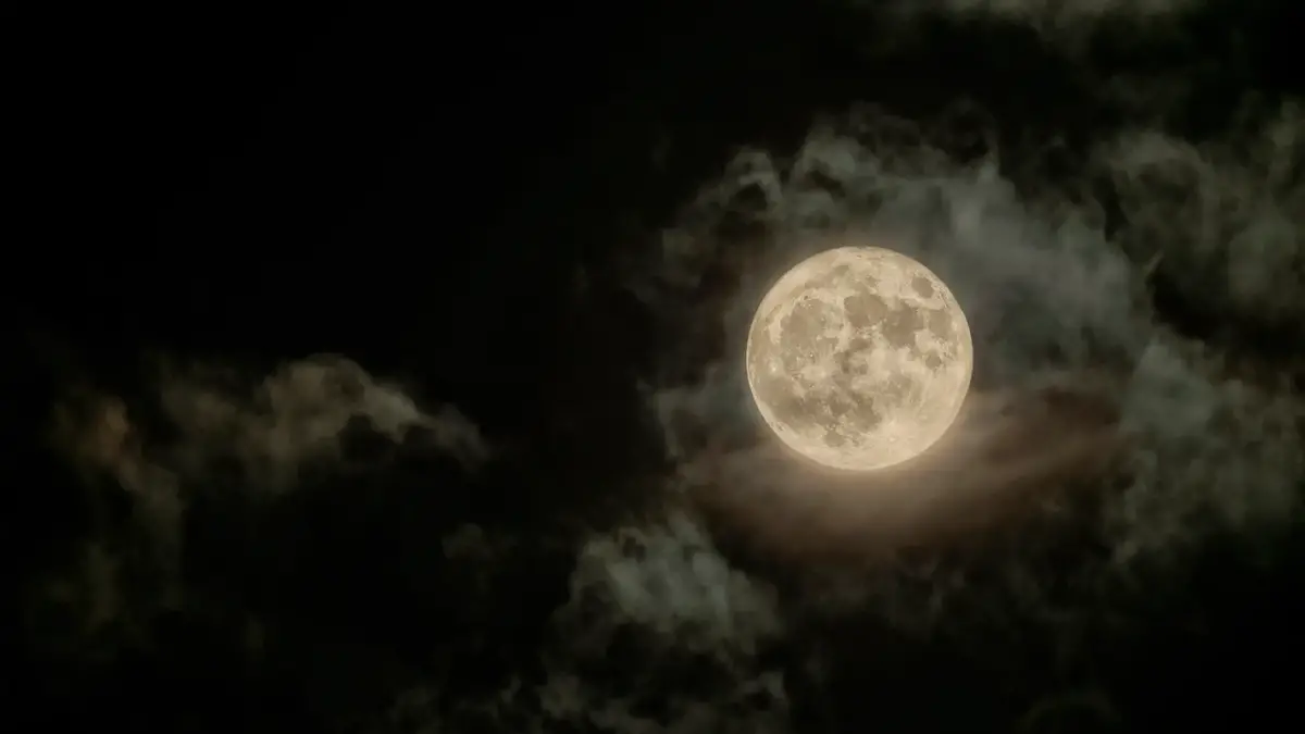 Calendario lunar de diciembre 2025: ¿cuáles son los días ideales para cortarte y teñirte el pelo?