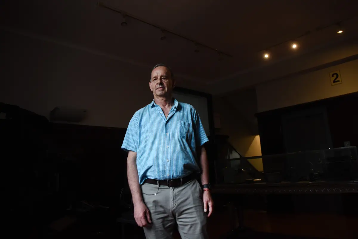 ESCENA. En el museo de LA GACETA, Oscar Mirkin posó horas después de su triunfo. Con tono firme, el flamante presidente del “Santo” anticipó decisiones que marcarán el rumbo inmediato del club.