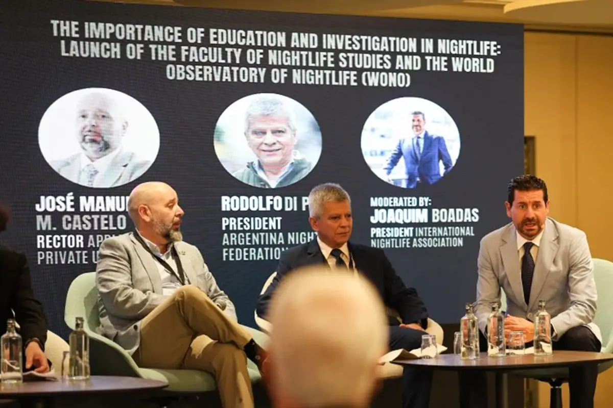 PANEL SOBRE EDUCACIÓN E INVESTIGACIÓN DEL OCIO NOCTURNO. Di PInto (en el centro de la imagen), junto al rector de Appleton, José Manuel Castelo, y a Joaquim Boadas de Quintana, nuevo presidente del INA.