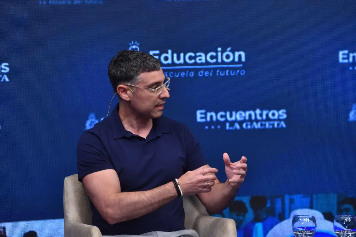 El plan de alfabetización implica ejes transversales al proceso que deben recorrer los estudiantes, así como interacción con otras organizaciones, monitoreo y acompañamiento con recursos.