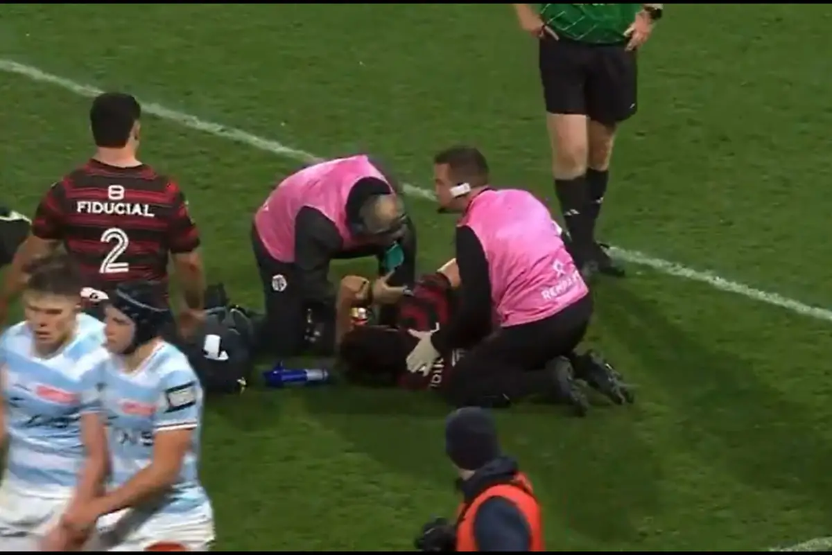 DURA AGRESIÓN. Elías recibió un cabezazo por parte de Tarrit en un partido del Top 14 de Francia.