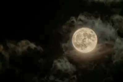 Calendario lunar de diciembre 2025: ¿cuáles son los días ideales para cortarte y teñirte el pelo?