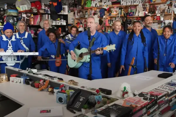 David Byrne estrenó su Tiny Desk: cómo es el particular show del cantante de Talking Heads
