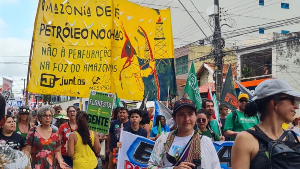 FUERA DEL PREDIO. Representantes indígenas denunciaron contradicciones del gobierno brasileño en plena cumbre climática. / CORTESÍA AGUSTINA TARCAYA